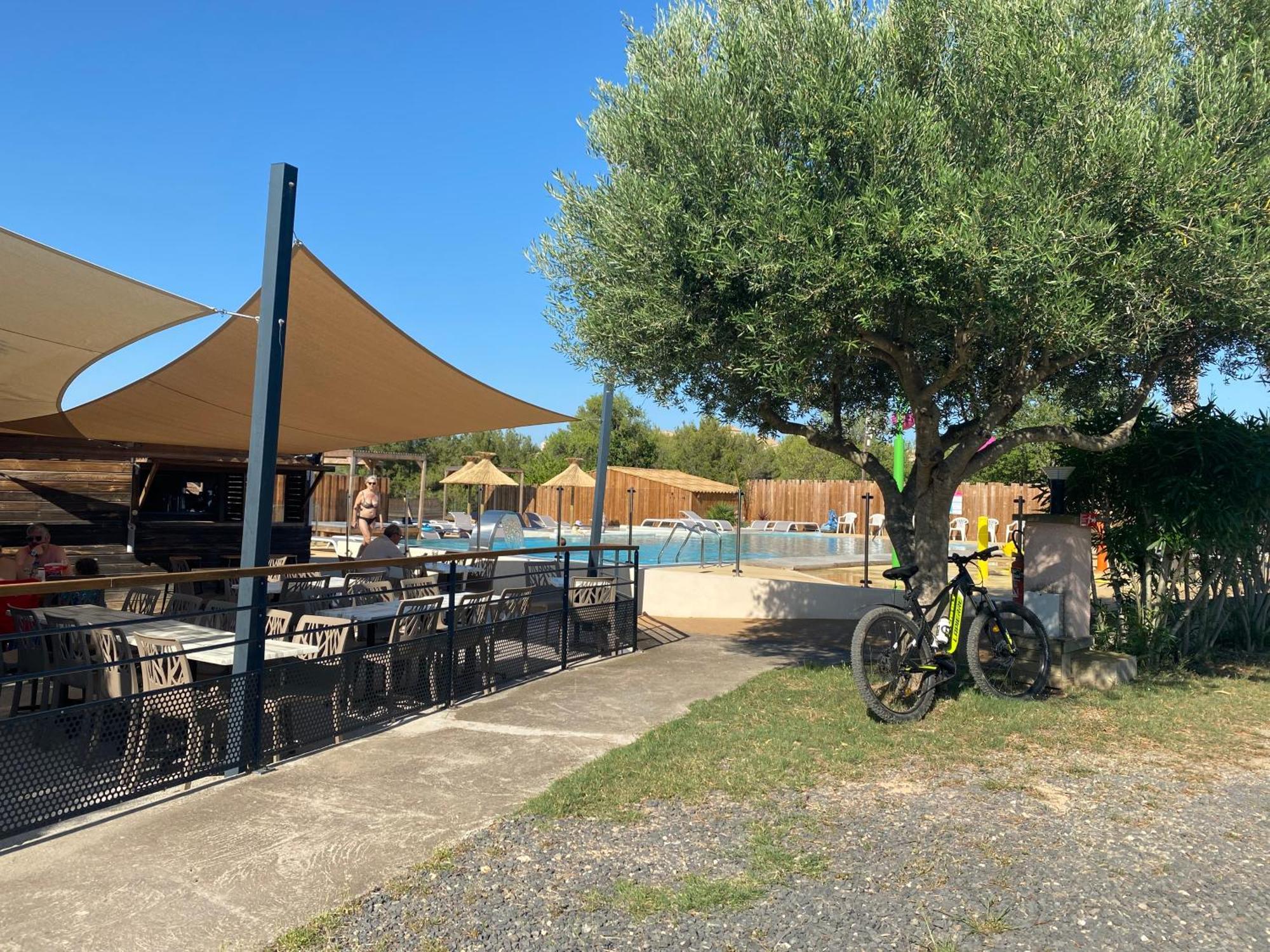 Camping Les Amandiers Castelnau-de-Guers 外观 照片